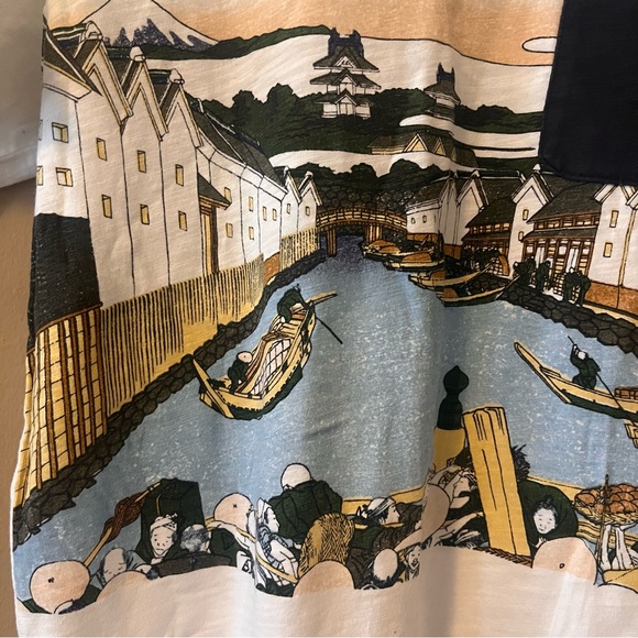 uniqlo 🎉rare🎉hokusai blue japanese theme white tshirt with front pocket - Picture 7 of 13